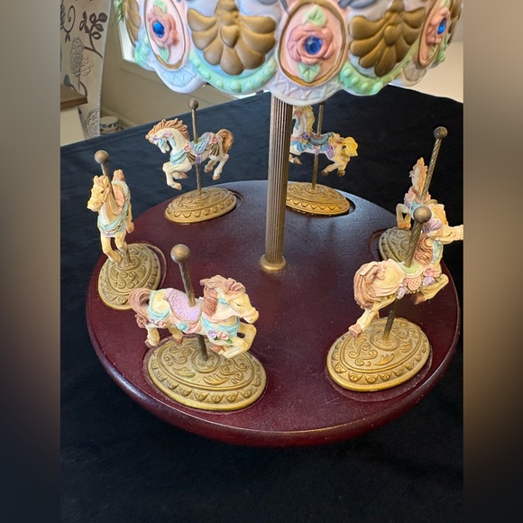 🔥🔥🔥Scarborough Fair Porcelain Carousel With 6 Gold Gilded Horse Figurines - Picture 4 of 13